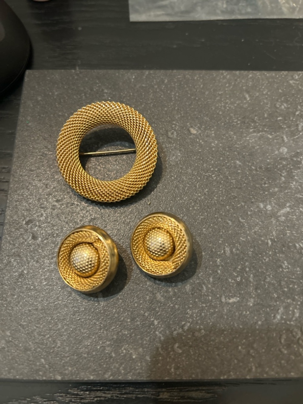 Vintage Gold Tone Brooch & Clip-On Earrings Set – Textured Mesh Design